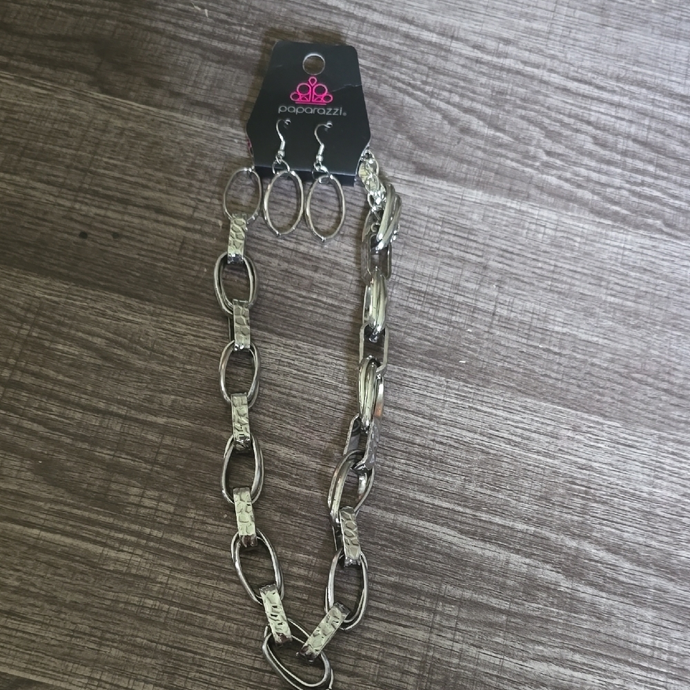 Paparazzi Gleaming Silver Link Necklace Set